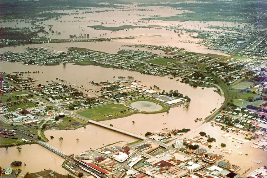1974 Brisbane flood photograph 6 of 7: street-level scene