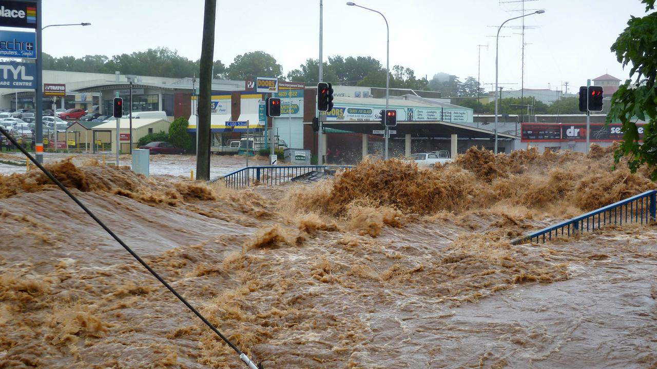 2010–11 Queensland floods photograph 13 of 20: street-level flooding