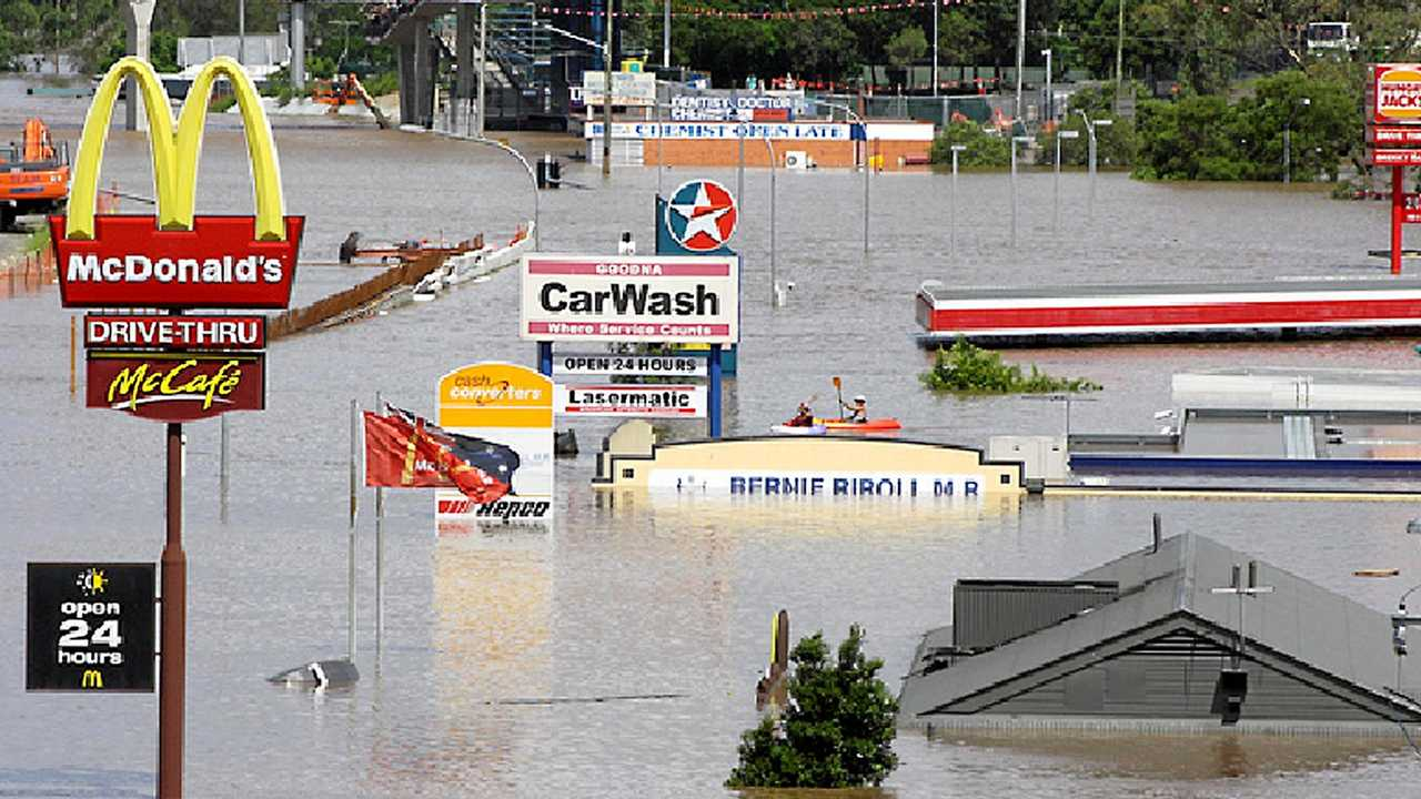 2010–11 Queensland floods photograph 14 of 20: river and city