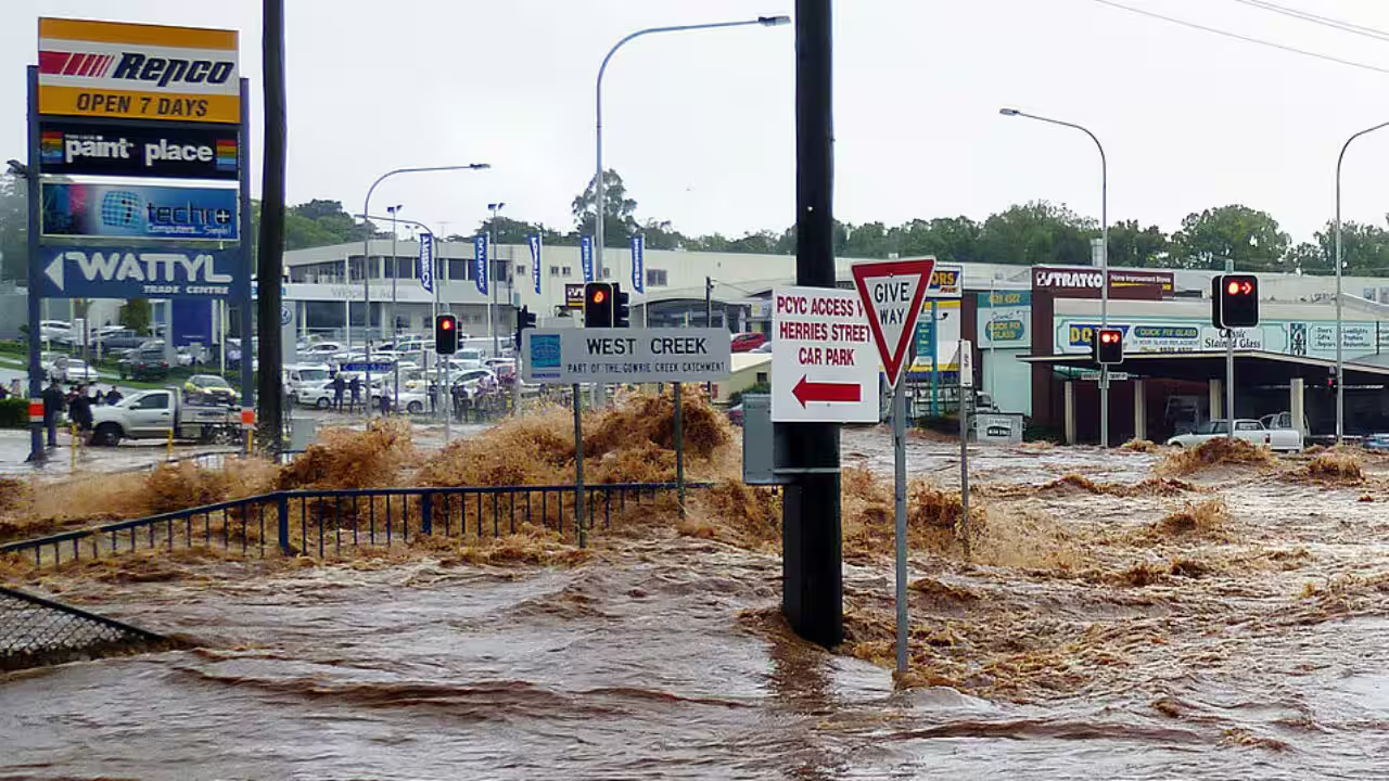 2010–11 Queensland floods photograph 16 of 20: roads and properties